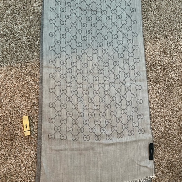 Authentic reversible Gucci scarf - Picture 7 of 7